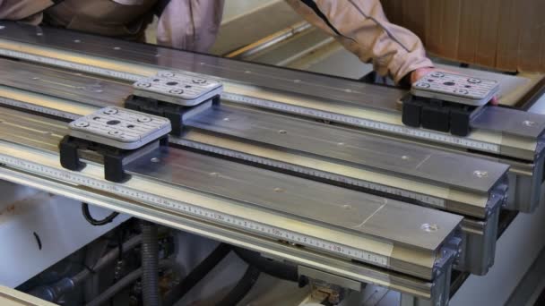 CNC Router and Machining Center à l'industrie du bois et du meuble . — Video