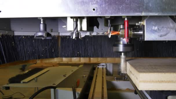 CNC Router and Machining Center op houtbewerking en meubilair industrie. — Stockvideo