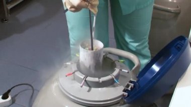 Yumurta ve üreme klinik araştırma mikroskobu, şırınga ve petri kabına gübreleme ile doğurganlık doktor.