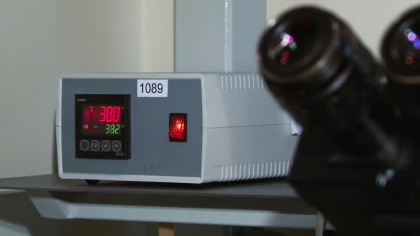 Médecin de la fertilité avec un microscope, une seringue et une boîte de Pétri fécondation des œufs et recherche dans les cliniques de reproduction .