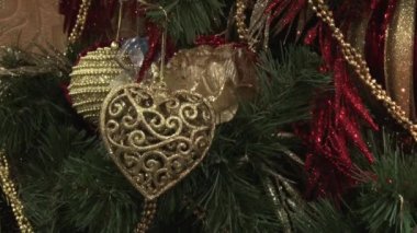 Ağacın altındaki karda komik oyuncak kardan adam. Parıldayan ışıklar arasında Noel ağacında Noel ve Yılbaşı oyuncakları.