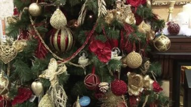 Ağacın altındaki karda komik oyuncak kardan adam. Parıldayan ışıklar arasında Noel ağacında Noel ve Yılbaşı oyuncakları.