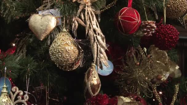 Śmieszne bałwana zabawka w śniegu pod drzewem. Boże Narodzenie i Noworocznym zabawki na choince wśród migotliwy światła. — Wideo stockowe