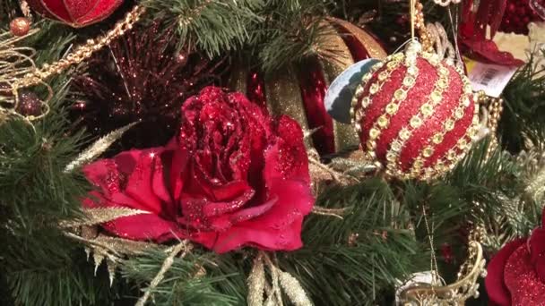 Rolig leksak snögubbe i snön under trädet. Jul-och nyårs leksaker på julgran bland blinkande ljus. — Stockvideo