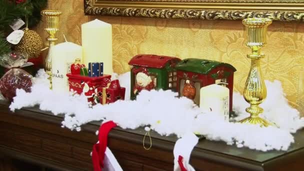 Jouet drôle bonhomme de neige dans la neige sous l'arbre. Noël et le Nouvel An jouets sur le sapin de Noël parmi les lumières scintillantes .
