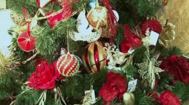 Ağacın altındaki karda komik oyuncak kardan adam. Parıldayan ışıklar arasında Noel ağacında Noel ve Yılbaşı oyuncakları.