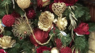 Ağacın altındaki karda komik oyuncak kardan adam. Parıldayan ışıklar arasında Noel ağacında Noel ve Yılbaşı oyuncakları.