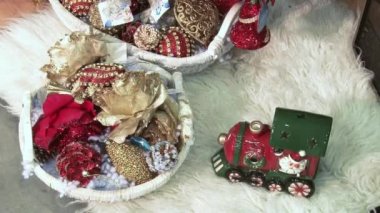 Ağacın altındaki karda komik oyuncak kardan adam. Parıldayan ışıklar arasında Noel ağacında Noel ve Yılbaşı oyuncakları.