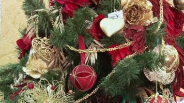 Ağacın altındaki karda komik oyuncak kardan adam. Parıldayan ışıklar arasında Noel ağacında Noel ve Yılbaşı oyuncakları.