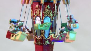 Ağacın altındaki karda komik oyuncak kardan adam. Parıldayan ışıklar arasında Noel ağacında Noel ve Yılbaşı oyuncakları.