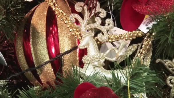 Legrační Sněhurka ve sněhu pod stromem. Vánoce a Novleté hračky na vánočním stromku mezi světly jiskřičky. — Stock video