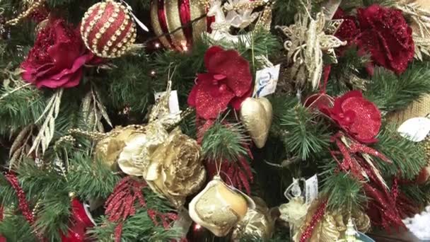 Legrační Sněhurka ve sněhu pod stromem. Vánoce a Novleté hračky na vánočním stromku mezi světly jiskřičky. — Stock video