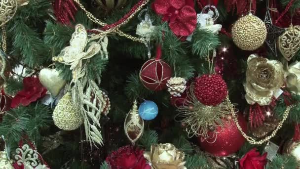 Vicces játék hóember a hóban a fa alatt. Karácsony és újév játékok a karácsonyfát között a pislákoló fények. — Stock videók