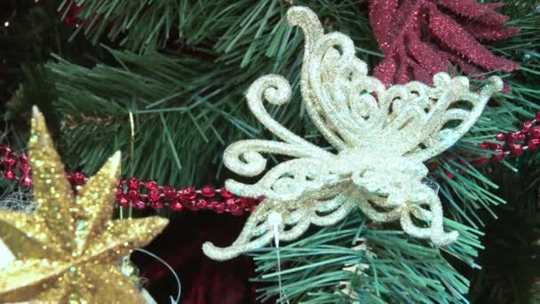 Juguete divertido muñeco de nieve en la nieve bajo el árbol. Juguetes de Navidad y Año Nuevo en el árbol de Navidad entre las luces centelleantes . — Vídeos de Stock