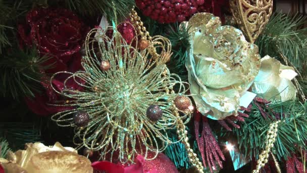 Juguete divertido muñeco de nieve en la nieve bajo el árbol. Juguetes de Navidad y Año Nuevo en el árbol de Navidad entre las luces centelleantes . — Vídeos de Stock