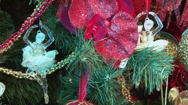 Смешной снеговик в снегу под деревом. Рождественские и новогодние игрушки на елке среди мерцающих огней . — стоковое видео