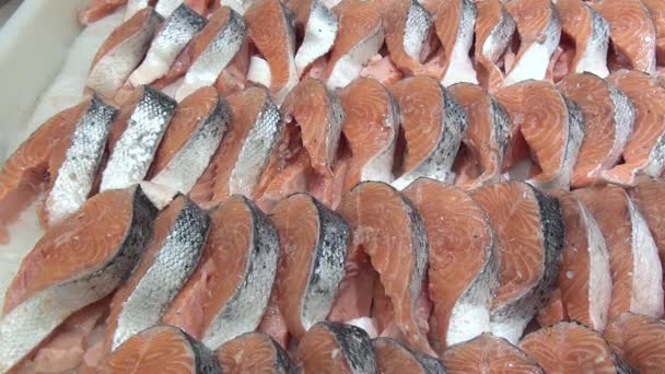 Φιλέτο με κόκκινο ψάρι σε βάρκα στο χιόνι στα ράφια σε καταστήματα και σούπερ μάρκετ. Νωπών τροφίμων, κρέας, ψωμί, ψάρια, σαλάτα στα ράφια σε καταστήματα και σούπερ μάρκετ. — Αρχείο Βίντεο