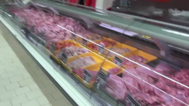 Bricka med färskt kött i butiker och stormarknader. Färsk mat, kött, bröd, fisk, sallad på hyllorna i butiker och stormarknader. — Stockvideo