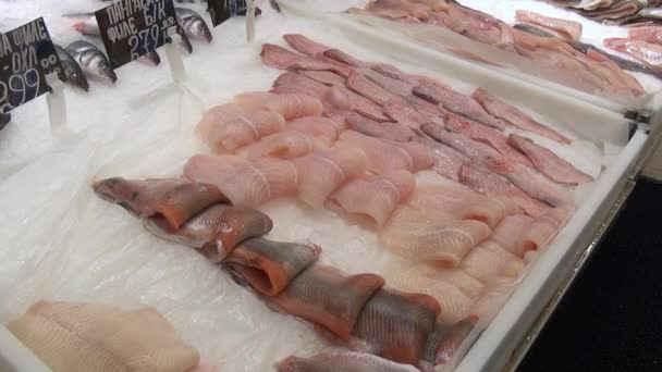 Filete de pescado rojo en barco en la nieve en los estantes de tiendas y supermercados. Comida fresca, carne, pan, pescado, ensalada en los estantes de tiendas y supermercados . — Vídeo de stock