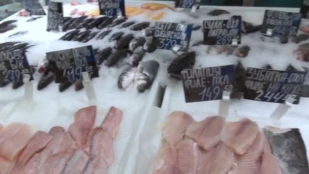 Filet de poisson rouge sur le bateau dans la neige sur les étagères dans les magasins et les supermarchés. Aliments frais, viande, pain, poisson, salade sur les étagères des magasins et des supermarchés . — Video