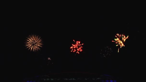 Egy gyönyörű Pyro show tűzijáték a nagyvárosban az éjszakai égbolton és az épületek. — Stock videók