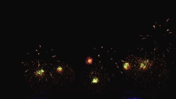 Un hermoso espectáculo de pirotecnia fuegos artificiales en la gran ciudad en el cielo nocturno y edificios . — Vídeo de stock