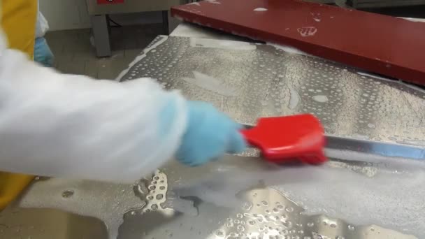 Schmutziger Schneidetisch reinigen und waschen. — Stockvideo