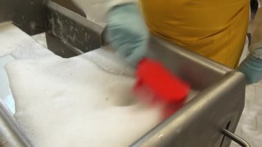 Kıyma makinesinin deterjan ve dezenfektan parçalarının sökme ve temizleme si.