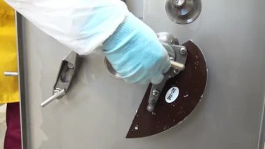 Kıyma makinesinin deterjan ve dezenfektan parçalarının sökme ve temizleme si.