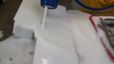 Kıyma makinesinin deterjan ve dezenfektan parçalarının sökme ve temizleme si.