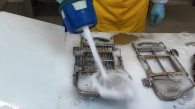 Kıyma makinesinin deterjan ve dezenfektan parçalarının sökme ve temizleme si.