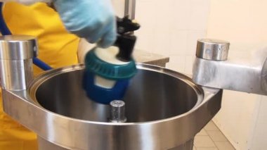 Üretim sosisleri için makine parçalarının deterjanının montajı ve temizleme deterjanı.