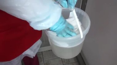 Buzdolabı duvarlarına dezenfektan uygulaması ve temiz.