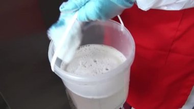 Buzdolabı duvarlarına dezenfektan uygulaması ve temiz.