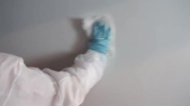 Buzdolabı duvarlarına dezenfektan uygulaması ve temiz.