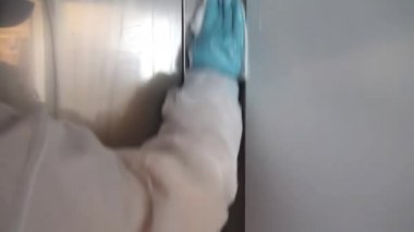 Buzdolabı duvarlarına dezenfektan uygulaması ve temiz.