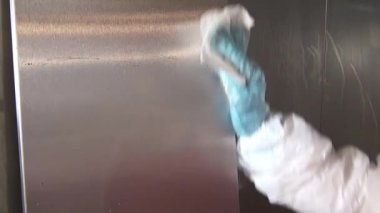 Buzdolabı duvarlarına dezenfektan uygulaması ve temiz.