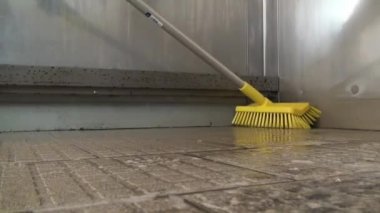 Makine nin yüzeyindeki kiri ve tedavisini çıkarın.