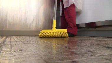 Makine nin yüzeyindeki kiri ve tedavisini çıkarın.