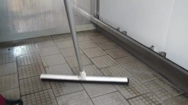 Makine nin yüzeyindeki kiri ve tedavisini çıkarın.