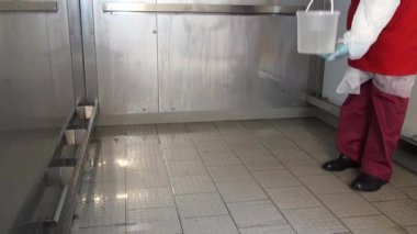 Makine nin yüzeyindeki kiri ve tedavisini çıkarın.