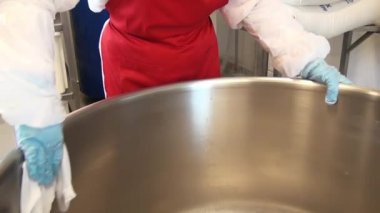 Makine nin yüzeyindeki kiri ve tedavisini çıkarın.