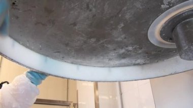 Makine nin yüzeyindeki kiri ve tedavisini çıkarın.