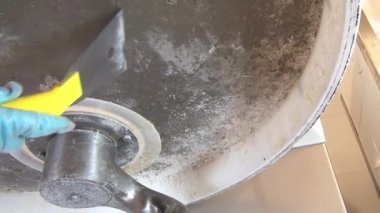 Makine nin yüzeyindeki kiri ve tedavisini çıkarın.