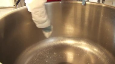 Makine nin yüzeyindeki kiri ve tedavisini çıkarın.