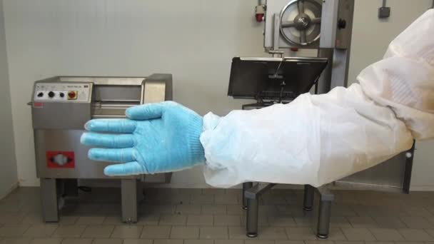 Gants pour travailler avec des objets tranchants et coupants . — Video