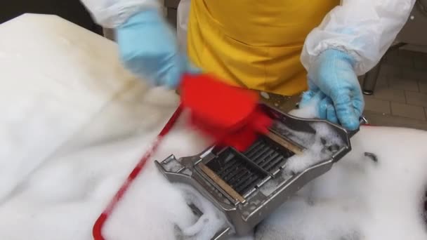 Demontáž a čištění detergentů a dezinfekčních částí mlýnek na maso. — Stock video