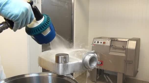 Detergente de desmontaje y limpieza de piezas de máquinas para salchichas de producción . — Vídeo de stock