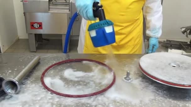 Limpeza das peças da máquina de detergente para a produção de salsichas . — Vídeo de Stock