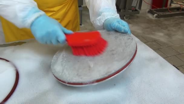 Limpeza das peças da máquina de detergente para a produção de salsichas . — Vídeo de Stock